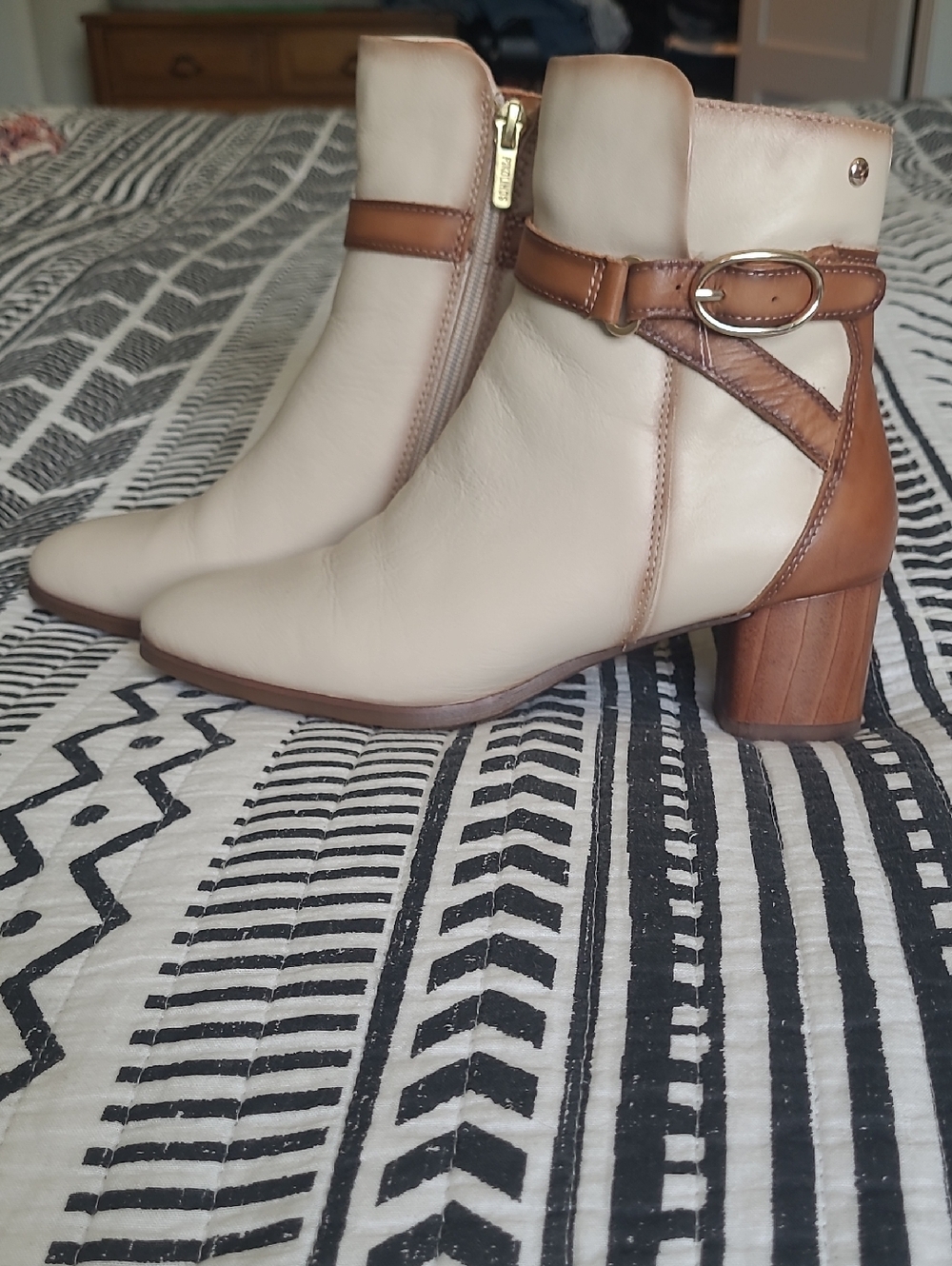 Pikolinos Women’s Two-Tone Leather Ankle Boots - Cream and Brown